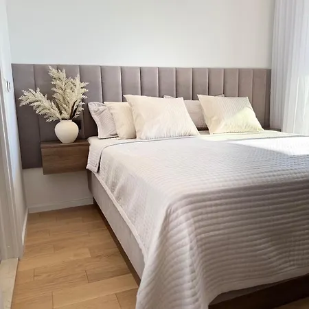 Luxury L With Jacuzzi דירה
