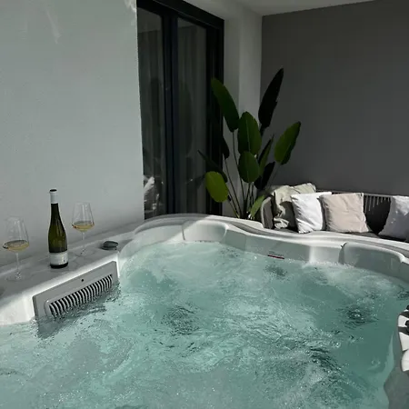 Luxury L With Jacuzzi