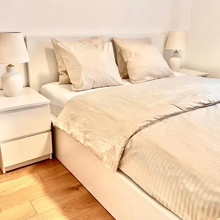 Luxury L With Jacuzzi Apartment